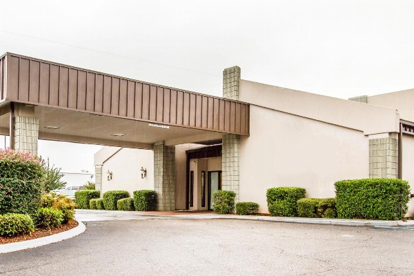 Executive Inn and Suites image 1